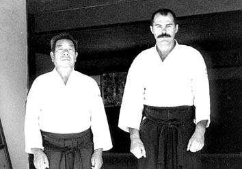 Philippe Voarino mit M. Saito Sensei vor dem Dojo in Iwanan.